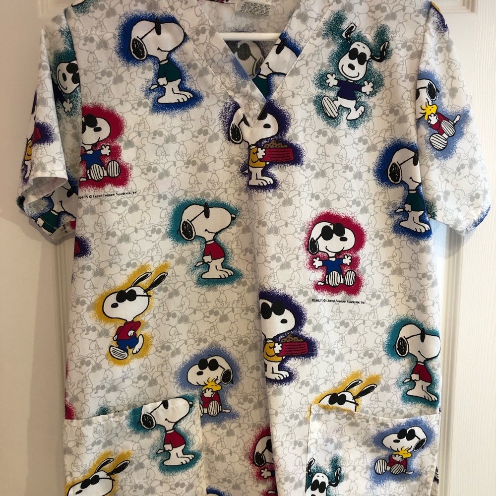 Peanuts Snoopy With Sunglasses Women’s Scrub Top, Size Medium - Picture 1 of 7